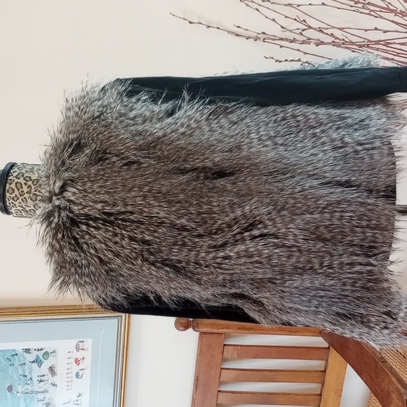 Guess Ladies Faux Fur Vest Size:XS Color:Gray, White, Black - Picture 5 of 11